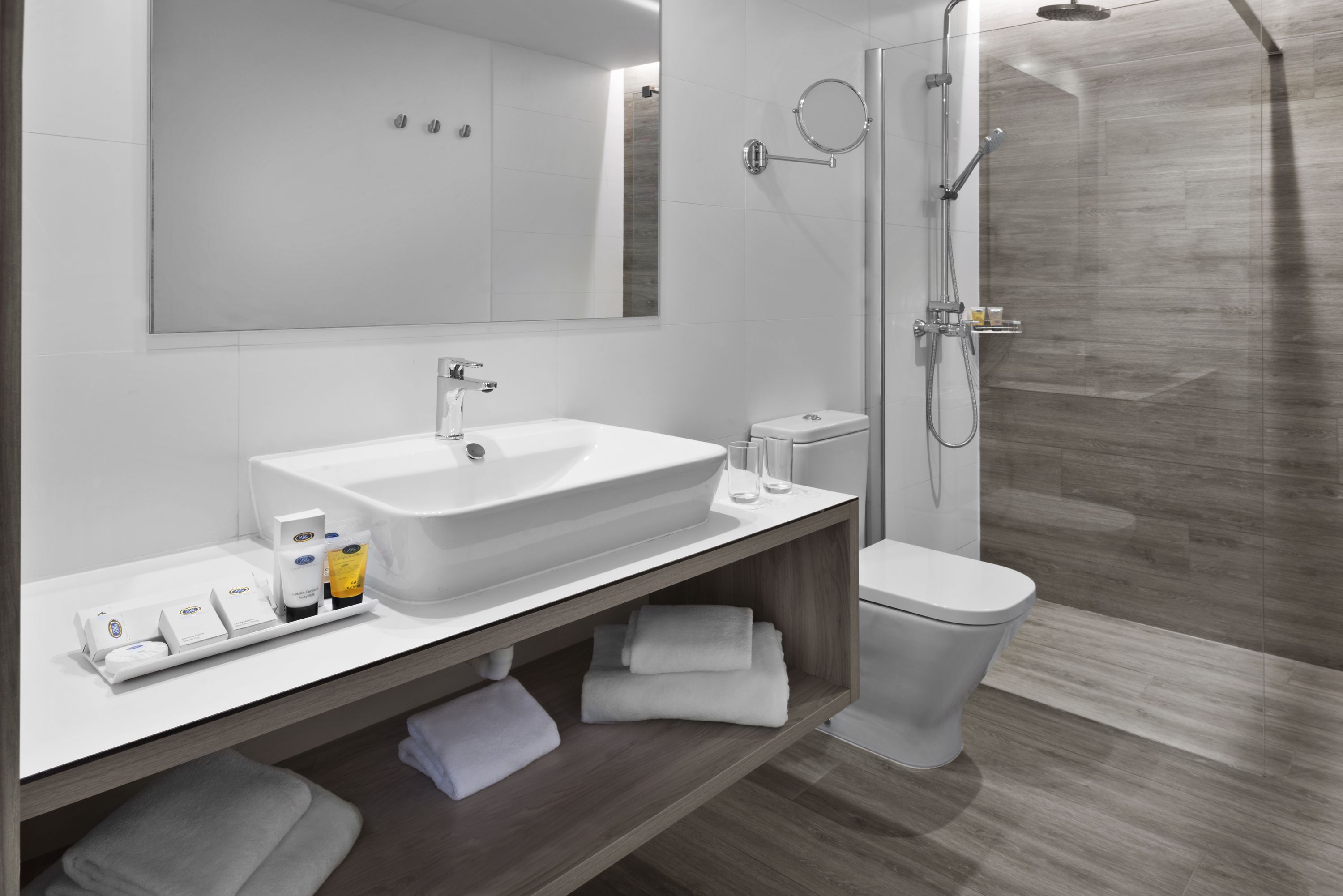 combined shower/bathtub, deep-soaking bathtub, free toiletries