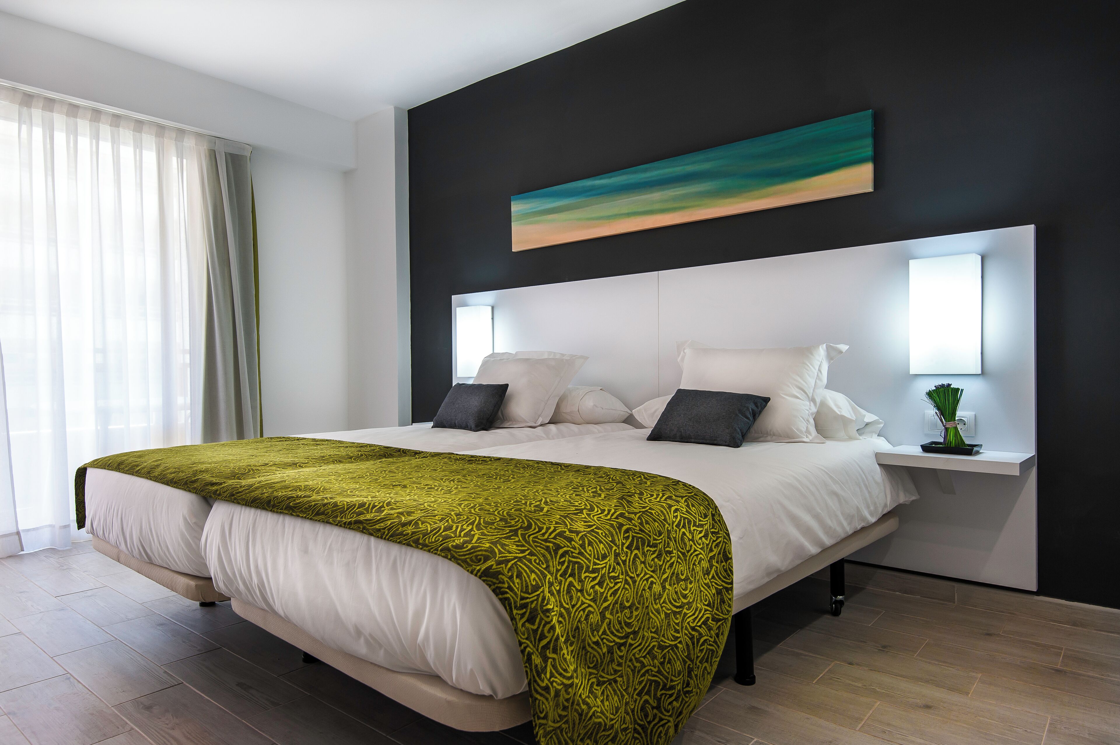 خزنة داخل الغرفة ومكتب وستائر تعتيم وملاءات أسرّة