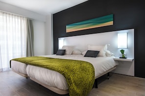 Zimmersafe, Schreibtisch, Verdunkelungsvorhänge, Bettwäsche