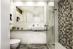 Een douche, gratis toiletartikelen, een haardroger, handdoeken