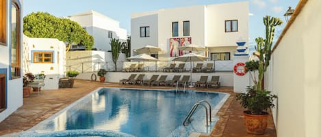 Piscine extérieure, chaises longues