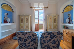 Studiosuite – junior | Safe på rommet, individuelt dekorert og skrivebord for bærbar PC