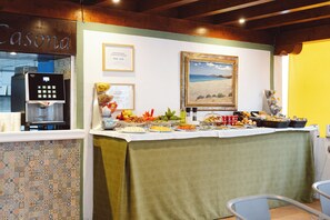 Petit déjeuner buffet servi tous les jours en supplément