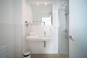 Articles de toilette gratuits, sèche-cheveux, serviettes fournies
