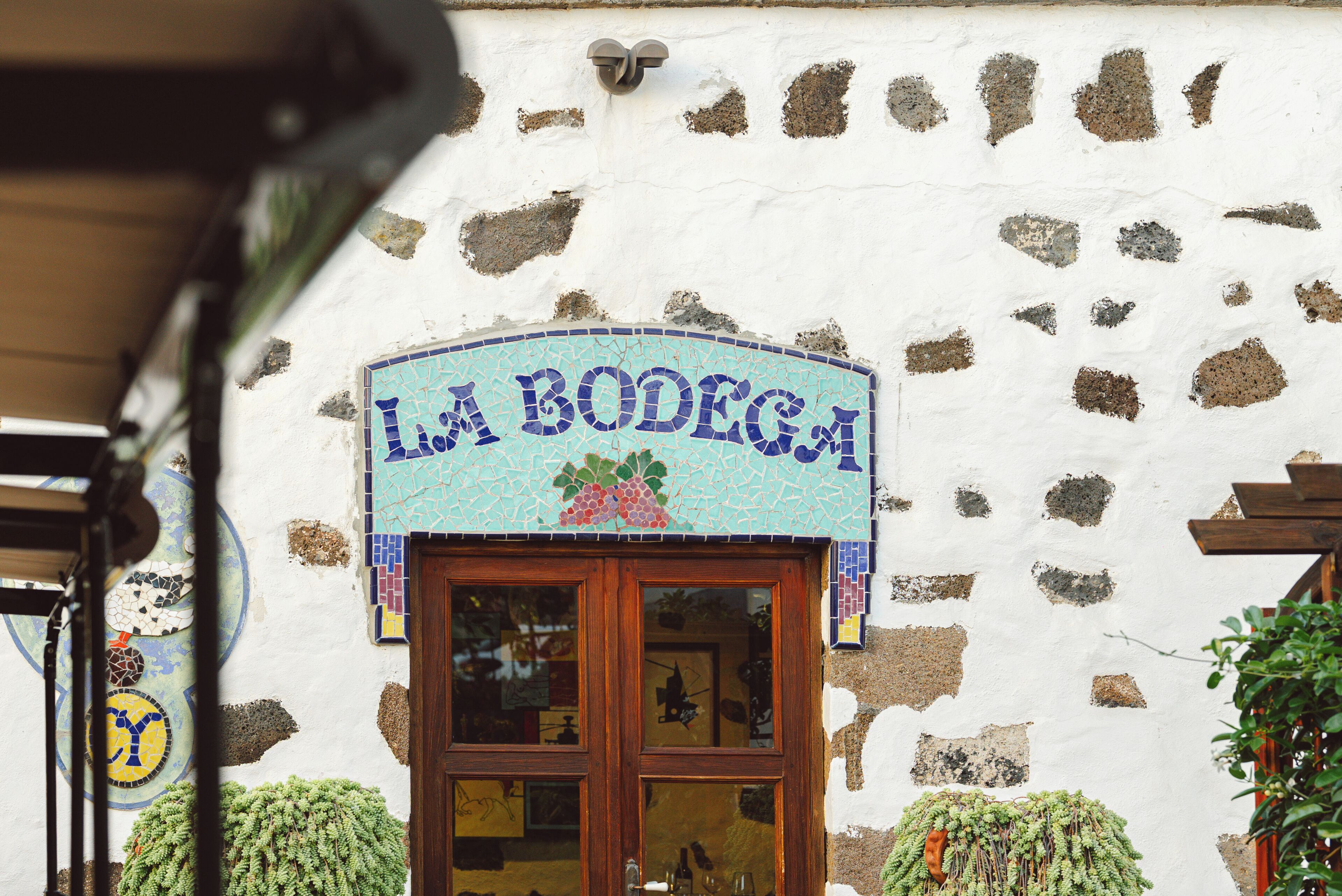 breakfast and dinner served, fusion cuisine