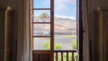 Junior Studio Suite | 2 bedrooms, in-room safe, individually decorated, laptop workspace