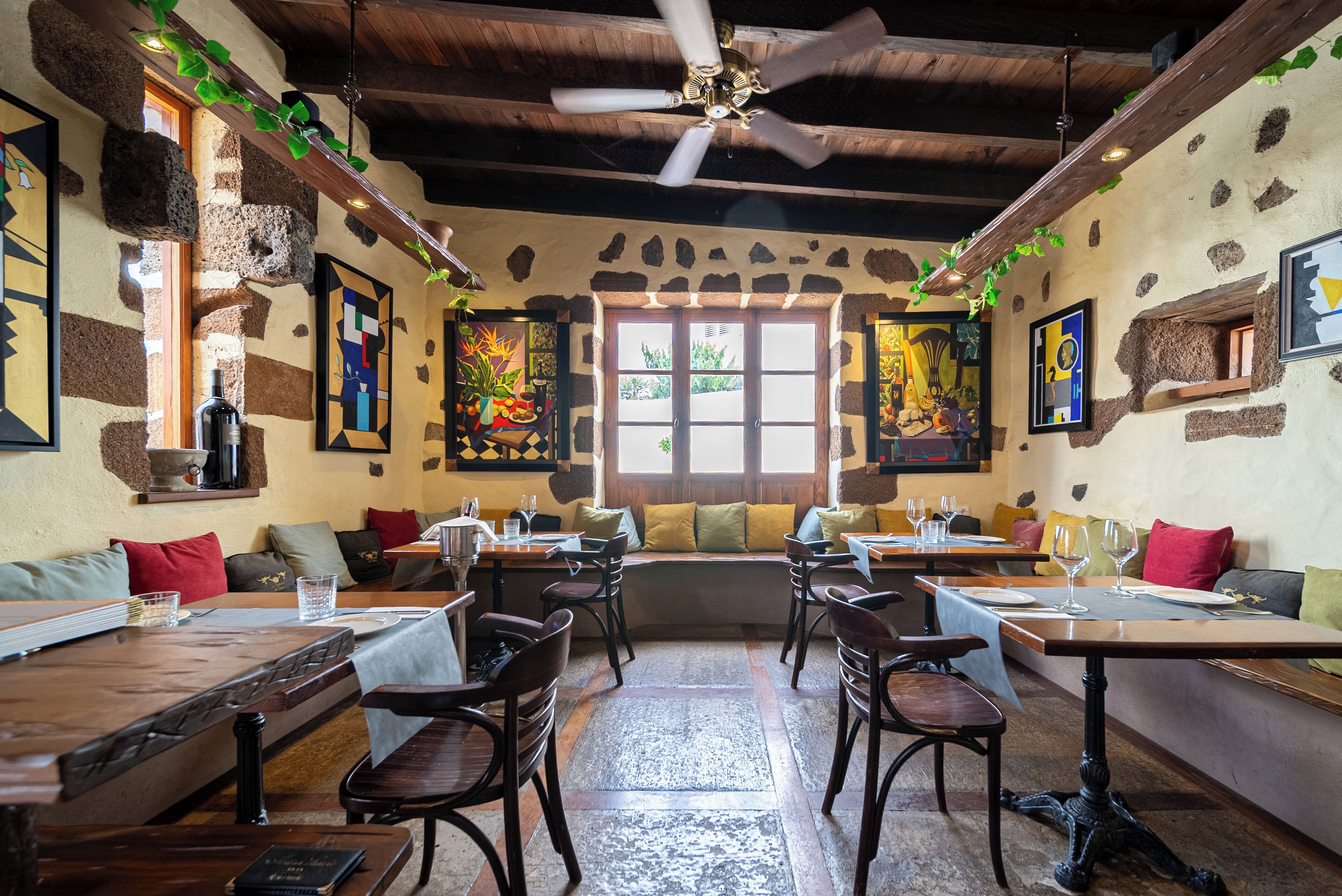 breakfast and dinner served, fusion cuisine