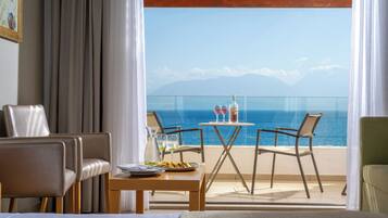 Frontal Deluxe Room with Sea View | Soundproofing, free WiFi, bed sheets