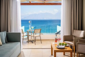 Frontal Deluxe Room with Sea View and Private Pool | Vistas desde la habitación