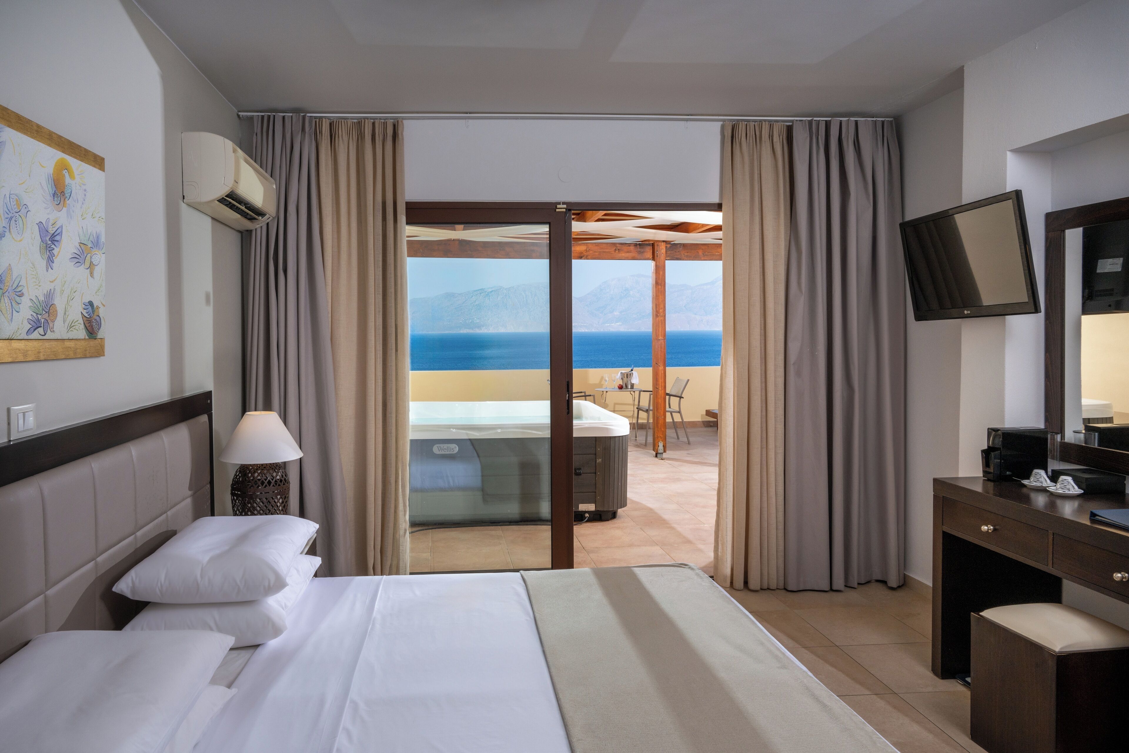 Suite with Sea View and Jacuzzi | Äänieristys, ilmainen Wi-Fi, vuodevaatteet