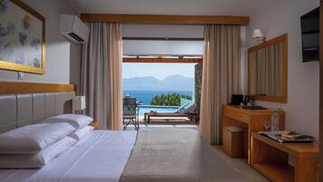 Suite Two Bedroom with Sea View and Private Pool | Phòng cách âm, truy cập Internet không dây miễn phí, bộ trải giường