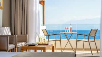 Frontal Deluxe Room with Sea View | Lydisolert, wi-fi (inkludert) og sengetøy