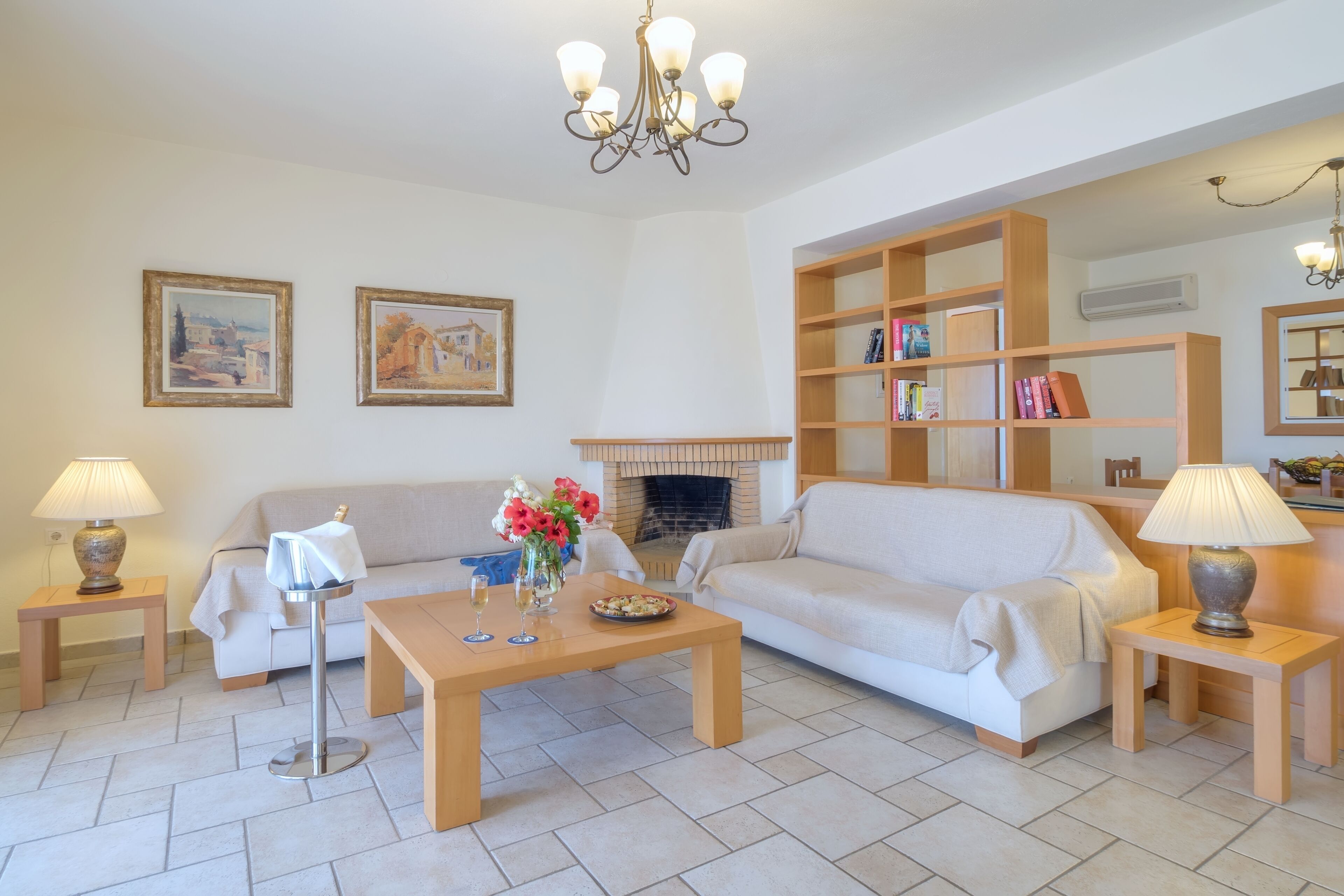 Ein Wohnzimmer mit einer Couch, einem Couchtisch und Bücherregalen.