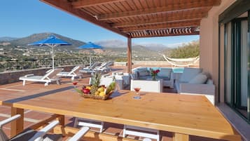 4 Bedroom Villa with Private Pool | Terrasse/Patio