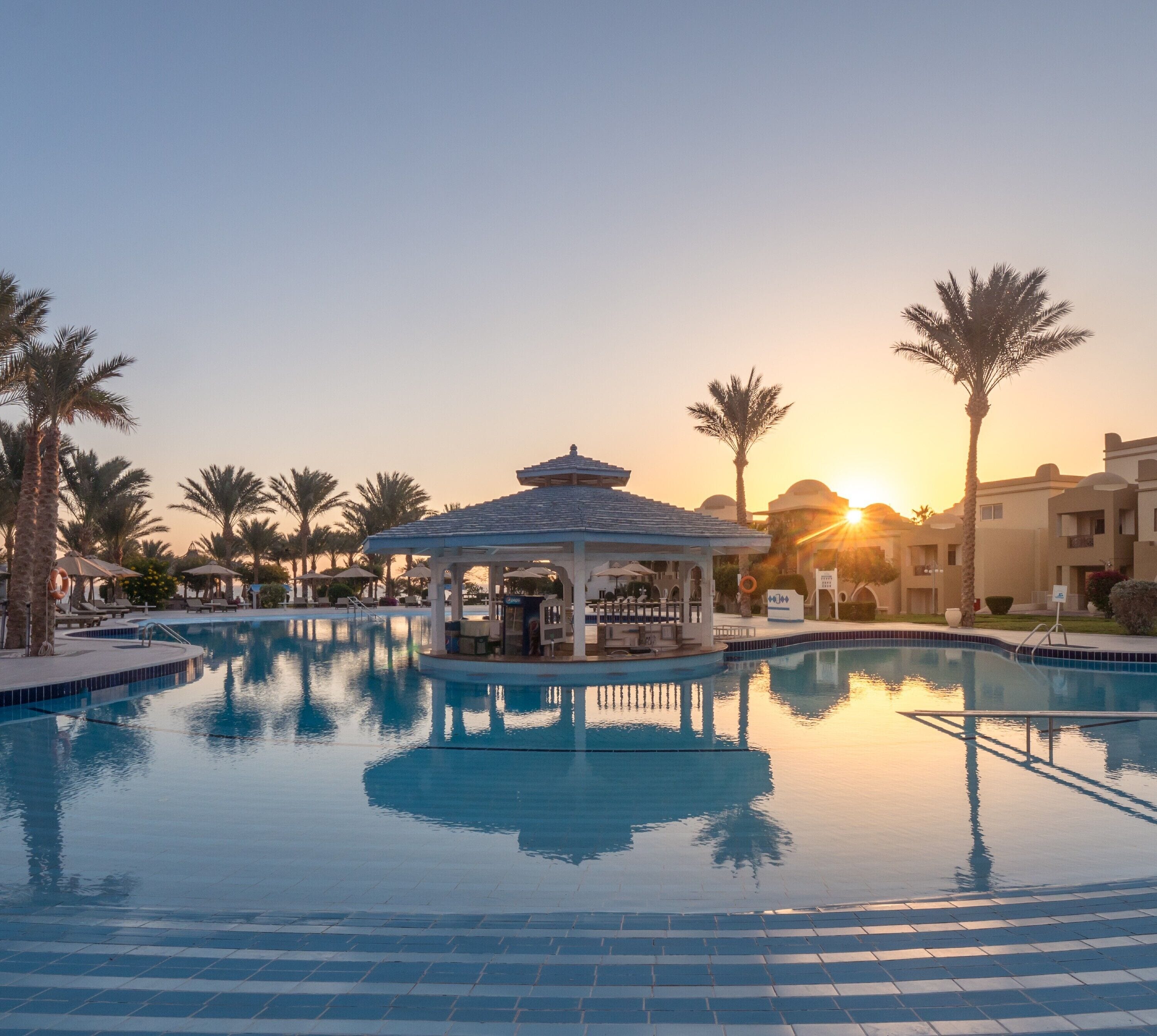 5 outdoor pools, pool umbrellas, sun loungers