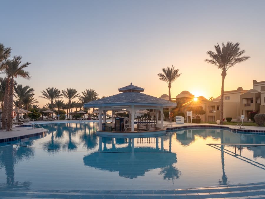 5 buitenzwembaden, parasols bij het zwembad en ligstoelen