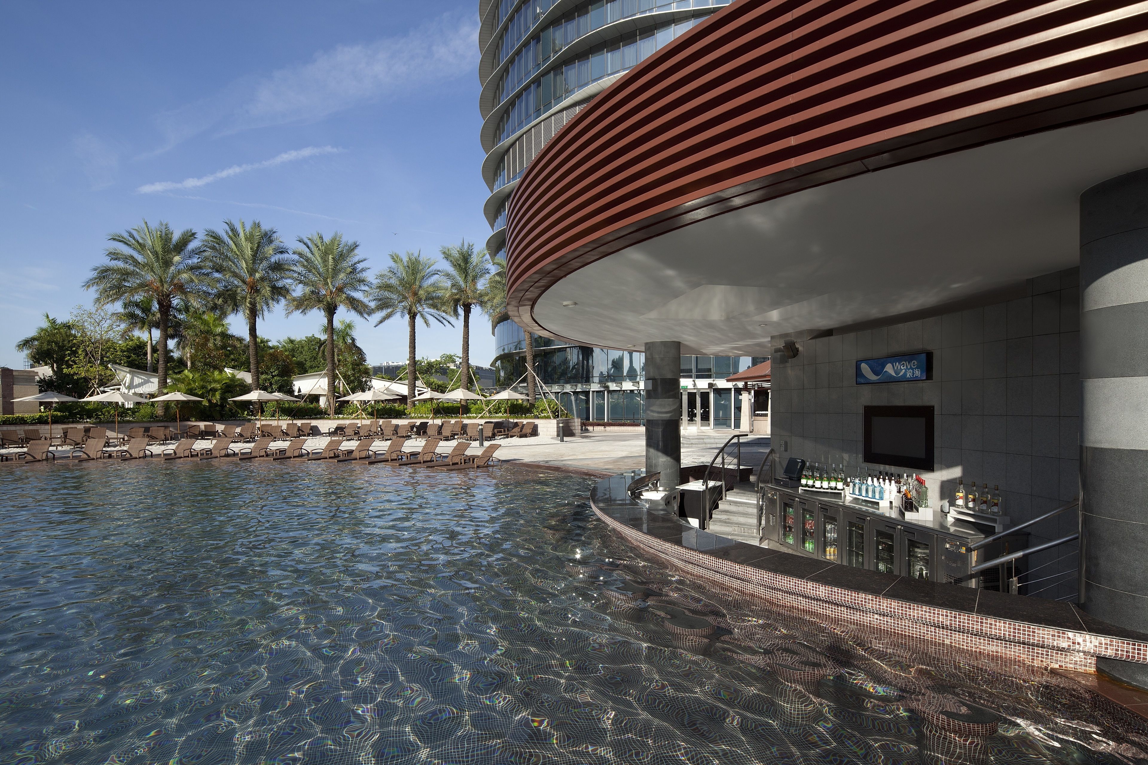 serves breakfast, lunch and dinner