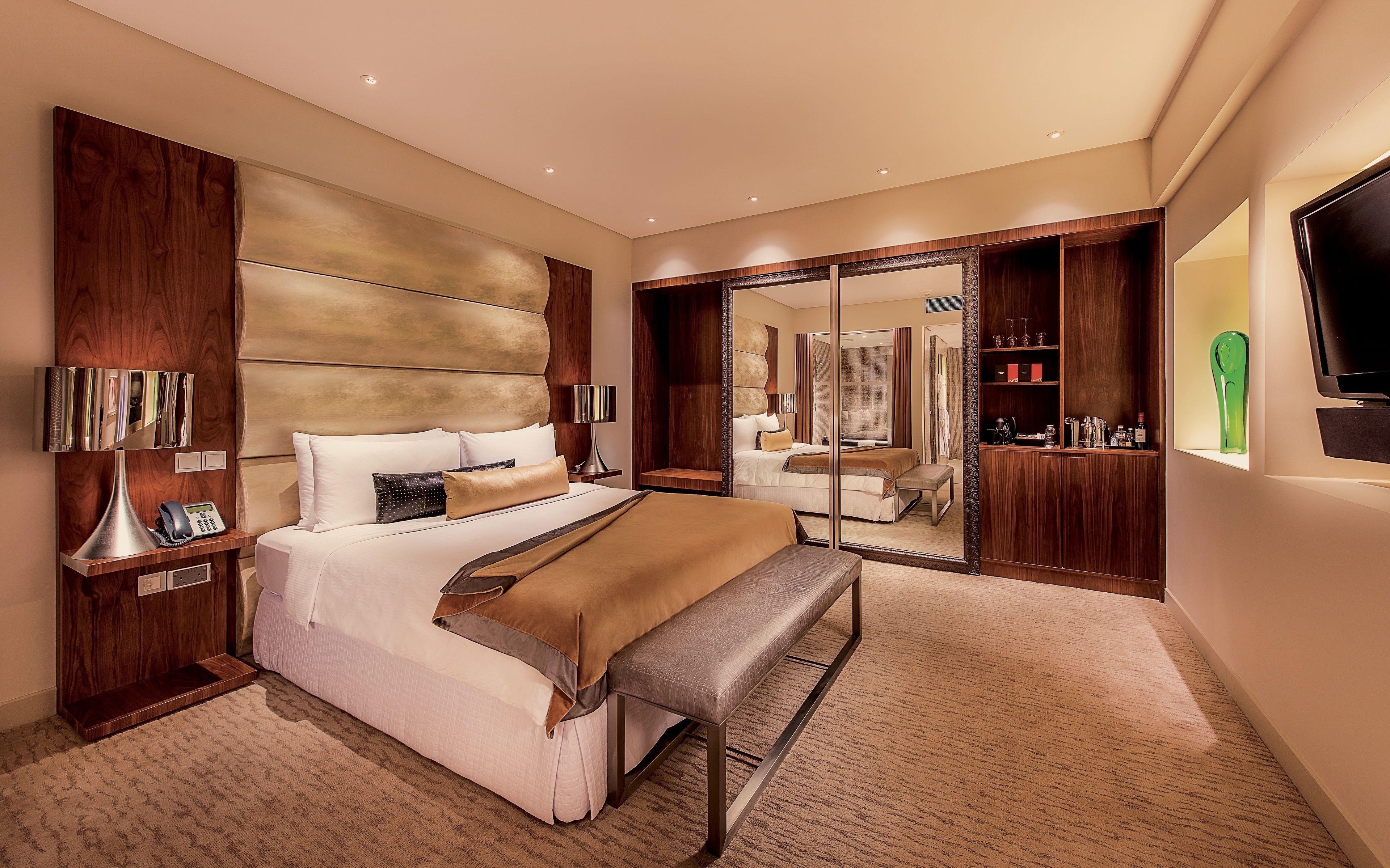deluxe suite | minibar, in-room safe, desk, rollaway beds