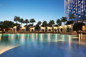 Outdoor pool, free pool cabanas, pool umbrellas - City of Dreams – The Countdown Hotel (Cotai)