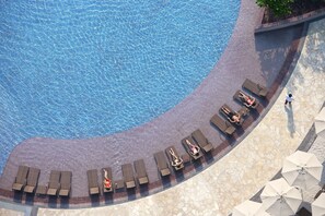 Outdoor pool, free pool cabanas, pool umbrellas - City of Dreams โ The Countdown Hotel (Cotai)