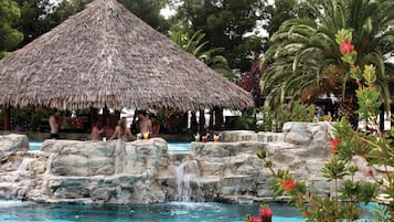 Bar junto a la piscina