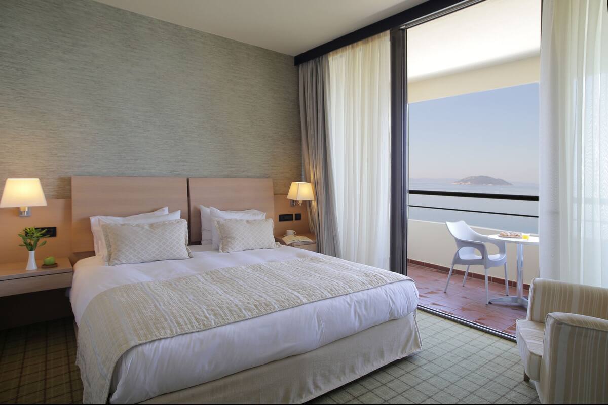 Premium bedding, down duvets, minibar, in-room safe