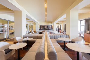 4 restaurants; lunch and dinner served