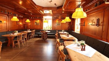 2 restaurants servant le petit déjeuner, spécialités Cuisine régionale