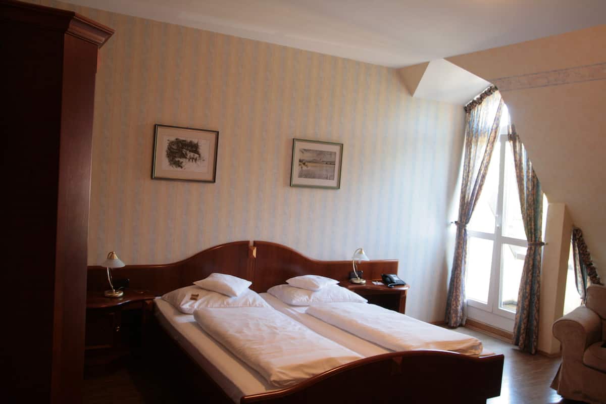 Minibar, individually furnished, desk, iron/ironing board