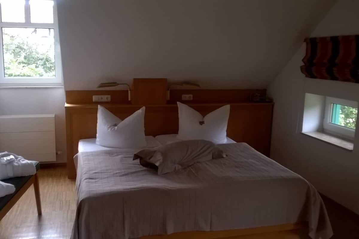 Suite (red deer) | Minibar, escritorio, tabla de planchar con plancha y cunas gratuitas