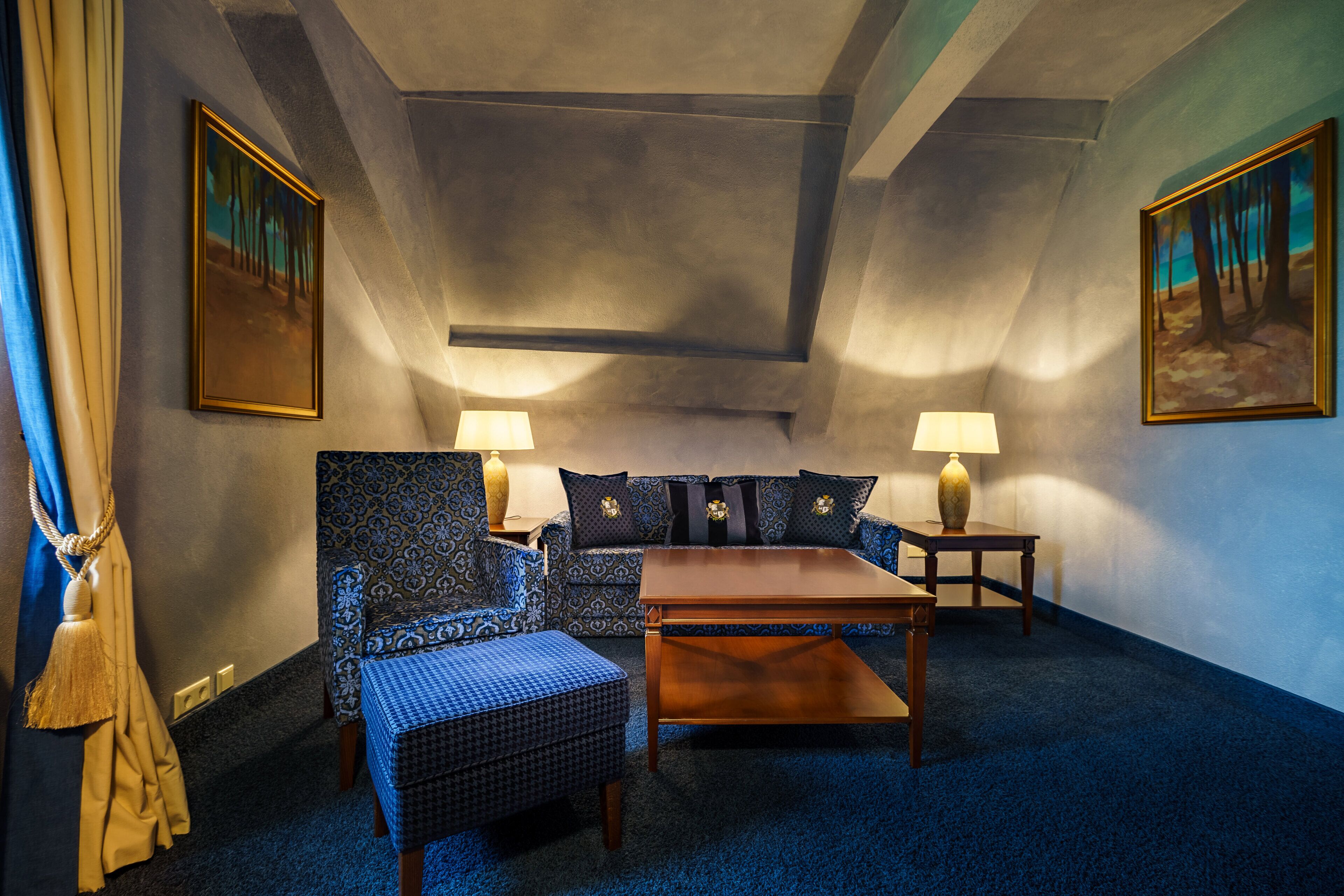 schloss suite | living room | flat-screen tv