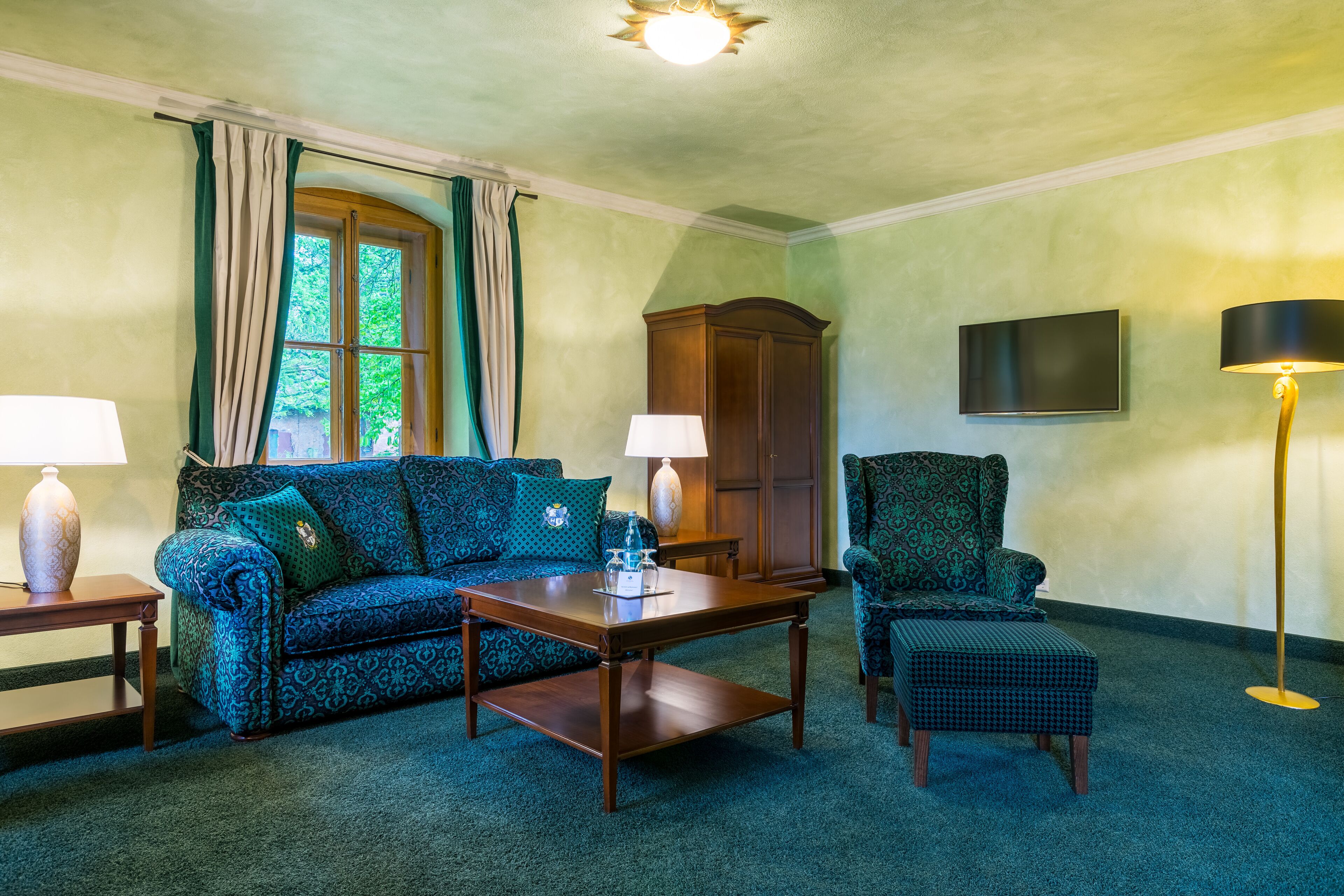 park suite | living area | flat-screen tv