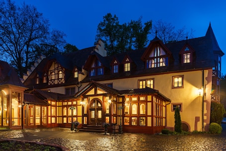 Façade de l’hébergement - soirée/nuit. Schlosshotel Weyberhöfe