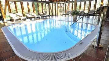 Piscine couverte, chaises longues