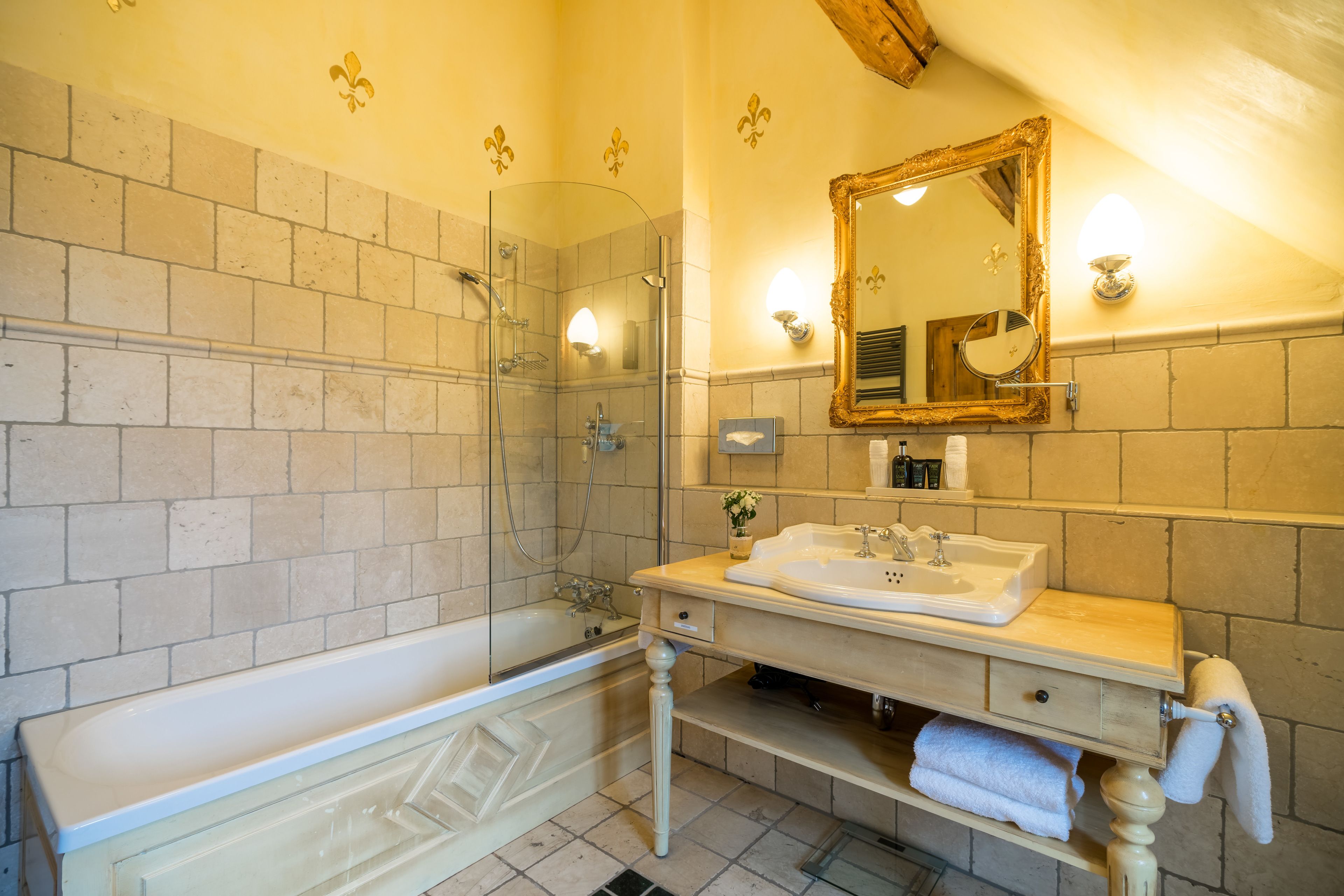 standard double room | bathroom | free toiletries, hair dryer, bathrobes, slippers