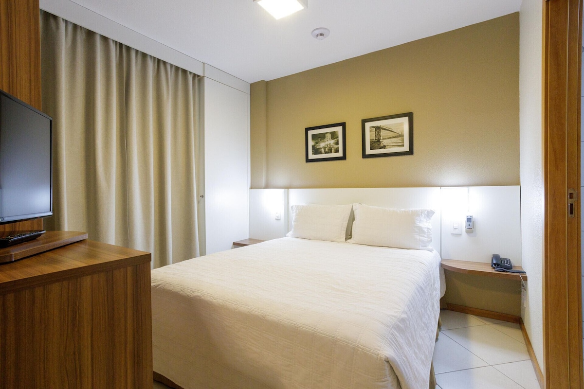 Minibar, brankas, meja kerja, dan tirai kedap cahaya