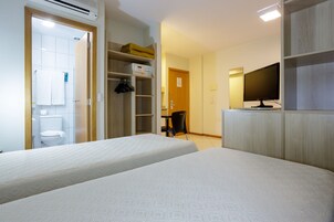 Camera Superior (Twin) | Minibar, cassaforte in camera, una scrivania, tende oscuranti