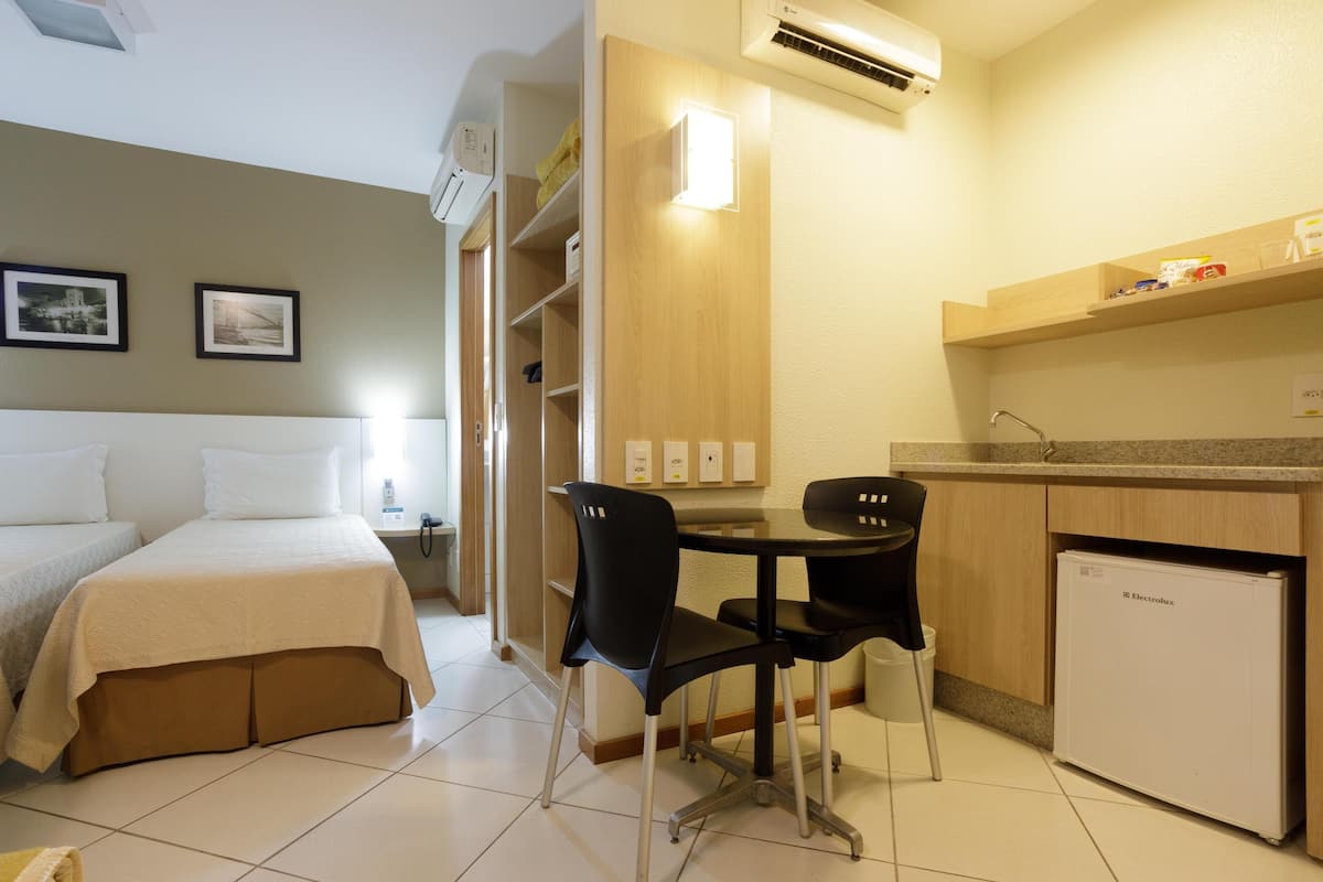 1 dormitorio, minibar, caja fuerte y escritorio