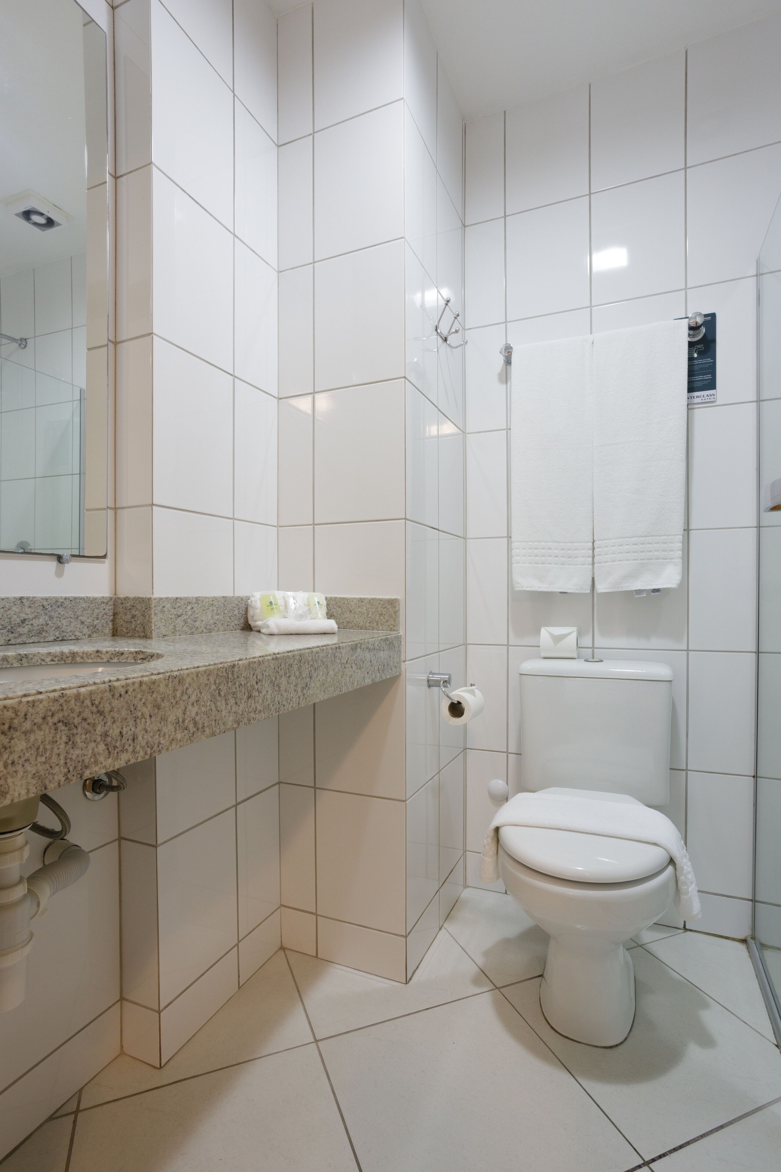 standard room (casal) | bathroom | shower, rainfall showerhead, free toiletries, hair dryer