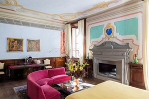 Suite (Dali) | Oppholdsområde | En 32-tommers Flatskjerm-TV med Parabol-TV samt TV og filmkjøp