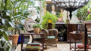 Phòng Suite (Ojetti Penthouse) | Khu phòng khách | TV màn hình phẳng 32-inch có truyền hình vệ tinh, TV