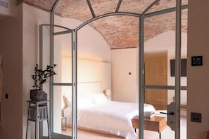 Suite (Greenhouse) | Sengetøy av topp kvalitet, minibar og safe på rommet