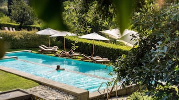 Una piscina al aire libre de temporada (de 09:00 a 18:30), sombrillas