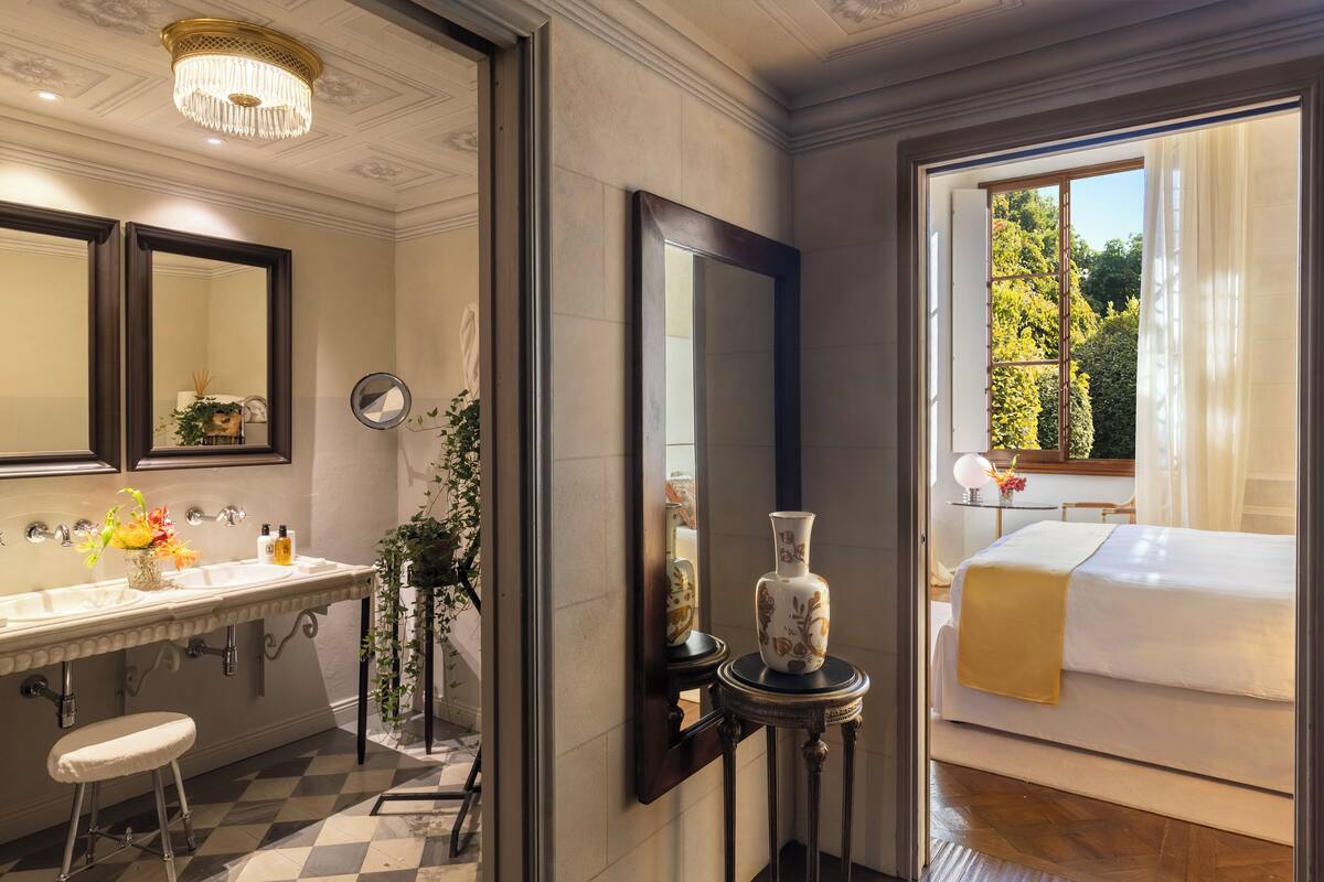 junior suite | 1 bedroom, premium bedding, minibar, in-room safe