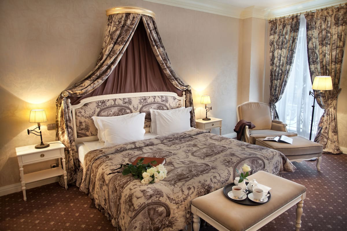 Presidential Double Room, 1 Bedroom | Minibar, in-room safe, desk, iron/ironing board