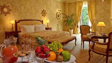 Kahden hengen businesshuone | Minibaari, tallelokero huoneessa, työpöytä, silitysrauta/-lauta