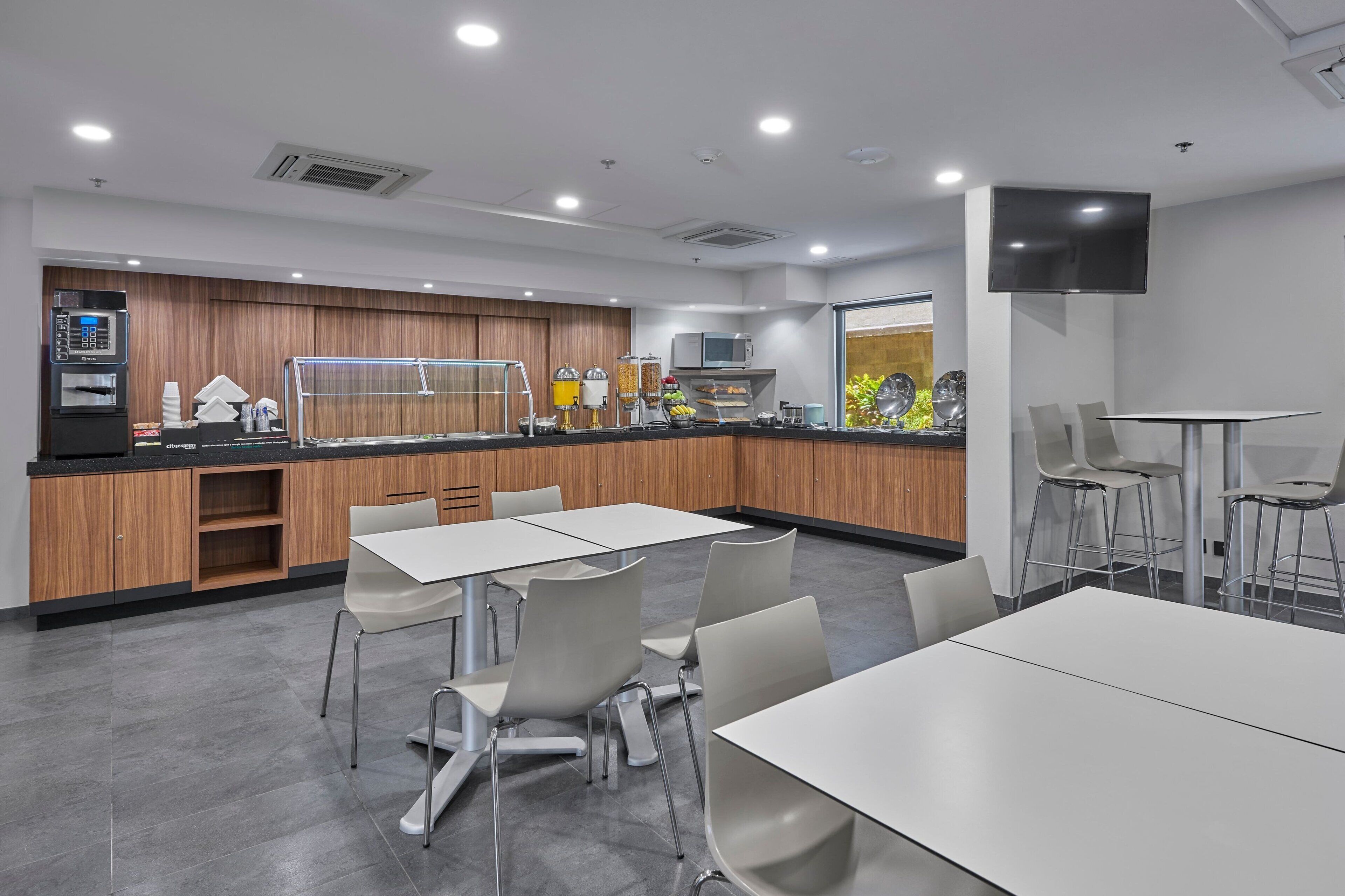 free daily continental breakfast