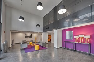 Televisión LCD de 21 pulgadas con canales por cable, una televisión