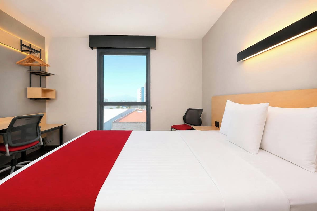 Habitación, 1 cama de matrimonio | Escritorio, cortinas opacas, tabla de planchar con plancha y wifi gratis