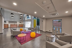 Televisión LCD de 21 pulgadas con canales por cable, una televisión